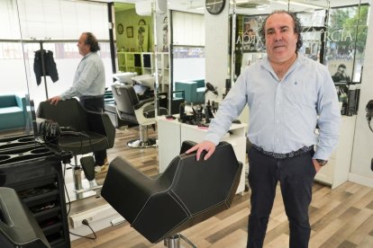 José Luis García es el dueño de la peluquería con el mismo nombre