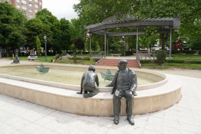 Escultura de Jorge Guillén, inaugurada en 1998, en la plaza Poniente en la actualidad