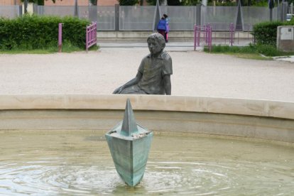 Escultura de Jorge Guillén, inaugurada en 1998, en la plaza Poniente en la actualidad