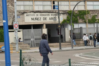 Vista del Núñez de Arce al otro lado de la plaza Poniente