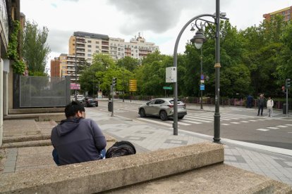 Exterior del Núñez de Arce al otro lado de la plaza Poniente