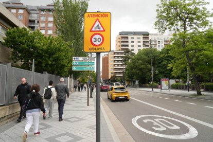 Exterior del Núñez de Arce al otro lado de la plaza Poniente