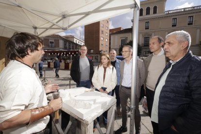 El mercado castellano da el pistoletazo de salida a las Fiestas de San Pedro Regalado 2026 en Valladolid.