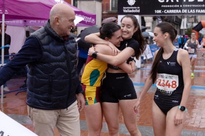 El alcalde, Jesús Julio Carnero durante la 10K Valladolid. III Carrera de las Familias 2026.