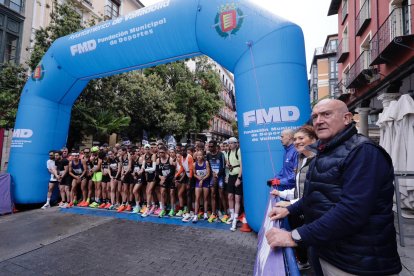 El alcalde, Jesús Julio Carnero durante la 10K Valladolid. III Carrera de las Familias 2026.