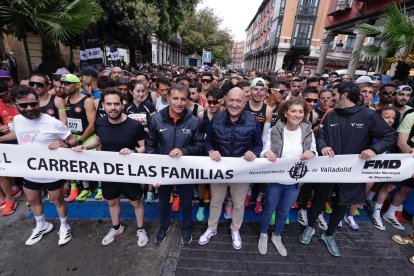 El alcalde, Jesús Julio Carnero durante la 10K Valladolid. III Carrera de las Familias 2026.