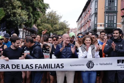 El alcalde, Jesús Julio Carnero durante la 10K Valladolid. III Carrera de las Familias 2026.