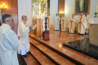 Los Sacerdotes homenajeados en el Seminario de la Diócesis de Valladlid con el Arzobispo Argüello.
