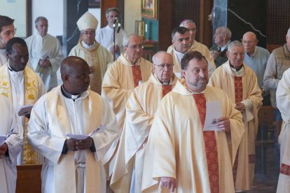 Los Sacerdotes homenajeados en el Seminario de la Diócesis de Valladlid con el Arzobispo Argüello.