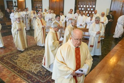 Los Sacerdotes homenajeados en el Seminario de la Diócesis de Valladlid con el Arzobispo Argüello.