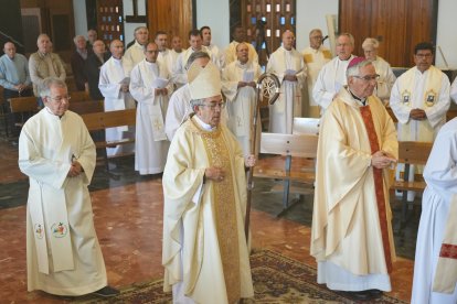 Los Sacerdotes homenajeados en el Seminario de la Diócesis de Valladlid con el Arzobispo Argüello.