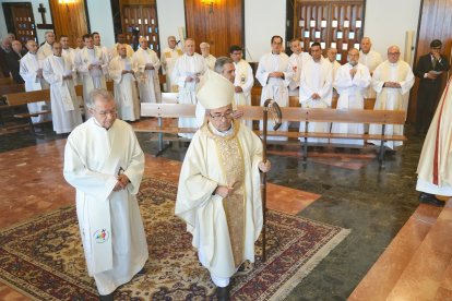 Los Sacerdotes homenajeados en el Seminario de la Diócesis de Valladlid con el Arzobispo Argüello.