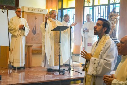 Los Sacerdotes homenajeados en el Seminario de la Diócesis de Valladlid con el Arzobispo Argüello.