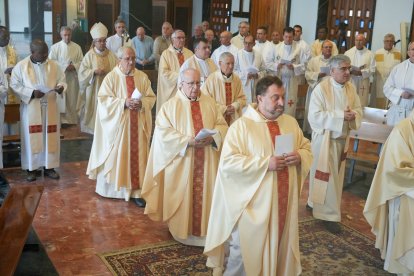 Los Sacerdotes homenajeados en el Seminario de la Diócesis de Valladlid con el Arzobispo Argüello.