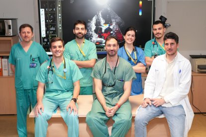 El Doctor Ignacio Amat Santos con su equipo en el hospital Clínico.
