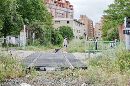 Parte de la vía de Ariza que todavía no se ha levantado en la calle Estación de Ariza