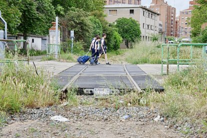 Parte de la vía de Ariza que todavía no se ha levantado en la calle Estación de Ariza
