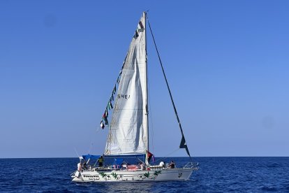 Una de las embarcaciones de la Flotilla, decorada con palomas de la paz y ramas de olivo.
