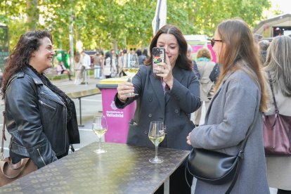 Cita gastronómica 'Vinos + Tapas' en la Acera de Recoletos de Valladolid.