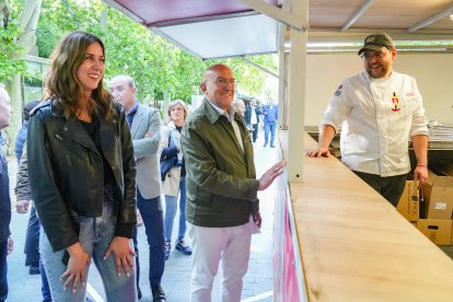 Cita gastronómica 'Vinos + Tapas' en la Acera de Recoletos de Valladolid.