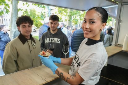 Cita gastronómica 'Vinos + Tapas' en la Acera de Recoletos de Valladolid.