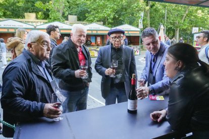 Cita gastronómica 'Vinos + Tapas' en la Acera de Recoletos de Valladolid.