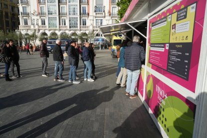 Cita gastronómica 'Vinos + Tapas' en la Acera de Recoletos de Valladolid.