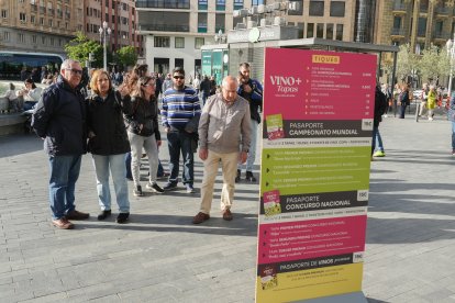 Cita gastronómica 'Vinos + Tapas' en la Acera de Recoletos de Valladolid.