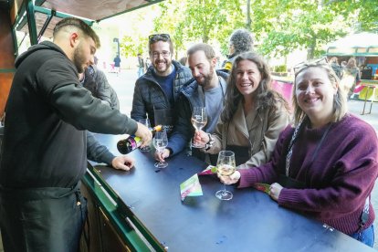 Cita gastronómica 'Vinos + Tapas' en la Acera de Recoletos de Valladolid.