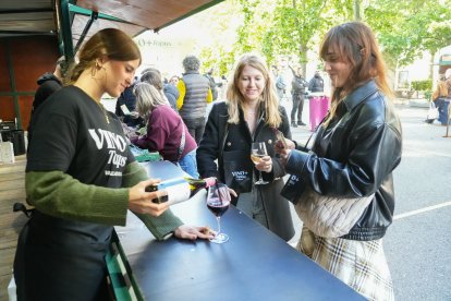 Cita gastronómica 'Vinos + Tapas' en la Acera de Recoletos de Valladolid.