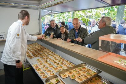 Cita gastronómica 'Vinos + Tapas' en la Acera de Recoletos de Valladolid.
