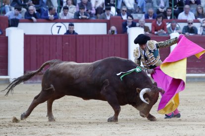 Primer toro de Mario Navas con toros de El Pilar.