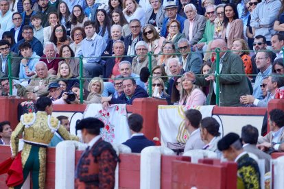 Navas brinda un toro al alcalde de Valladolid. 