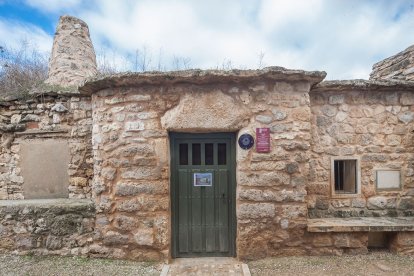 Entrada de la Bodega Aula de Interpretación de Mucientes, una bodega subterránea del siglo XVI en Valladolid.