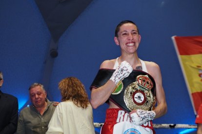 Isa Rivero tras ganar la defensa del cinturón de la WBA.
