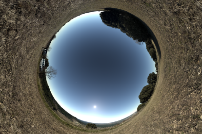 Vistas a través de la perspectiva de ojo de pez de la zona del eclipse solar desde Tudela de Duero