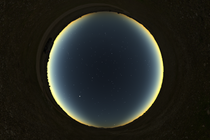Vistas a través de la perspectiva de ojo de pez del eclipse total de sol en Campaspero