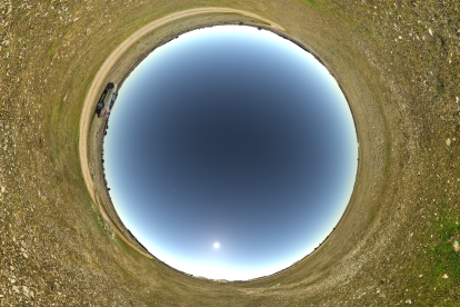 Vistas a través de la perspectiva de ojo de pez del eclipse total de sol en Campaspero