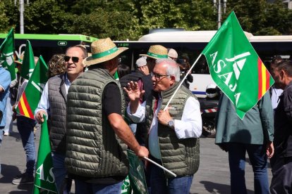 Concentración y manifestación de las Opas para exigir apoyos para garantizar el futuro del campo.
