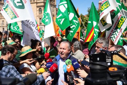 Concentración y manifestación de las Opas para exigir apoyos para garantizar el futuro del campo.