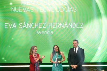 Entrega del premio a las Nuevas Tecnologías de la XI edición de los Premios Surcos a Eva Sánchez