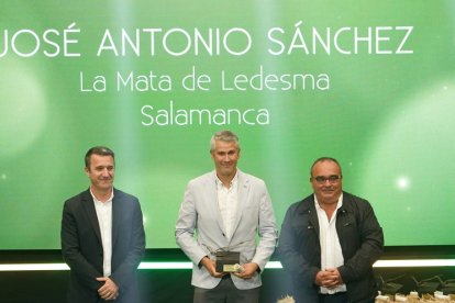 Entrega del premio al Mejor Profesional Agrario de la XI edición de los Premios Surcos a José Antonio Sánchez