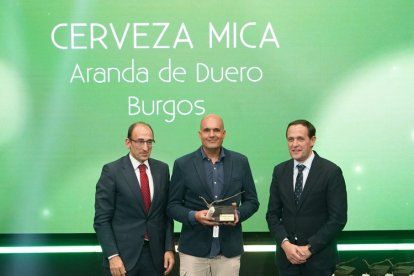 Entrega del premio a la Mejor Pyme de la XI edición de los Premios Surcos a Cerveza Mica