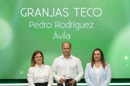 Entrega del premio a la Mejor Iniciativa Ecológica de la XI edición de los Premios Surcos a Granjas Teco