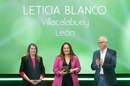 Entrega del premio a Agricultores contra el Cambio Climático de la XI edición de los Premios Surcos a Leticia Blanco