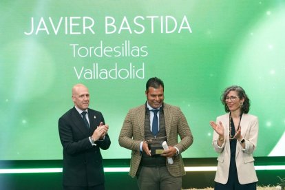 Entrega del premio Joven de la XI edición de los Premios Surcos a Javier Bastida