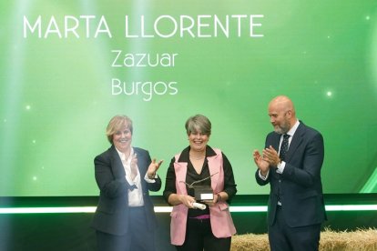 Entrega del premio Personaje Surcos de la XI edición de los Premios Surcos a Marta Llorente