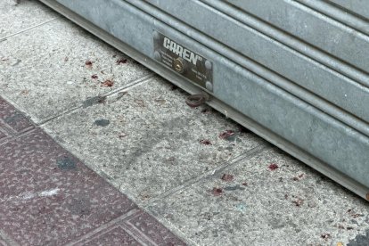 Restos de sangre a las puertas del kiosco, escenario de un atraco.