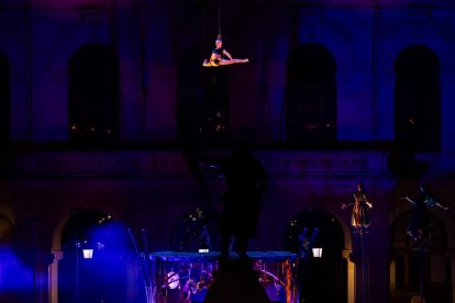 Actuación de Gratte Ciel en la plaza Mayor