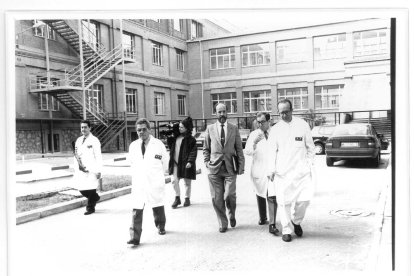 Visita del alcalde de Valladolid en 1995 al Hospital Militar durante las movilizaciones contra el cierre del centro
